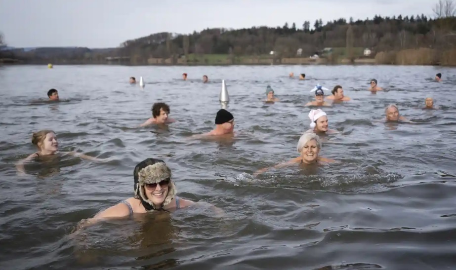 Các vận động viên bơi trong lễ hội bơi Sylvester truyền thống ngay trước thềm năm mới tại hồ Moossee ở Moosseedorf, Thụy Sĩ. Ảnh: EPA