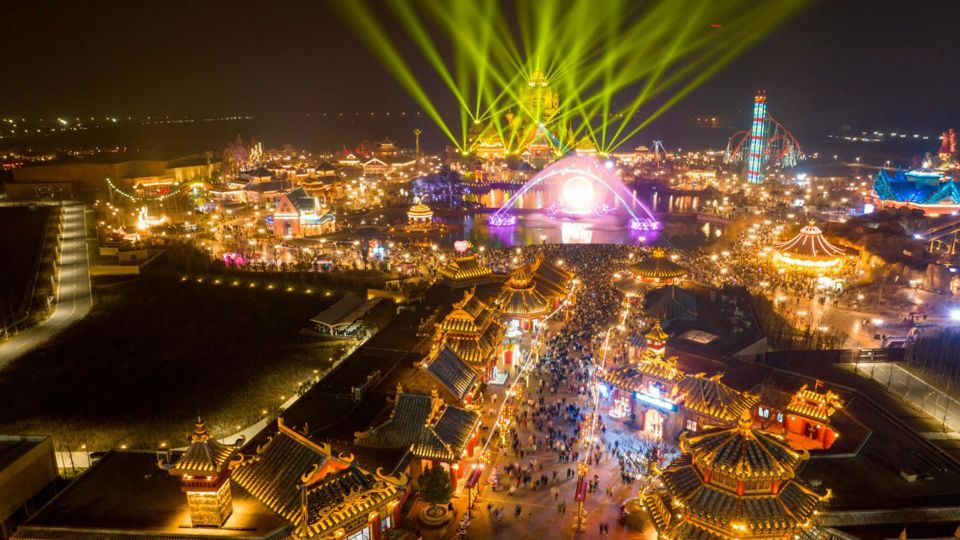 Màn trình diễn ánh sáng đêm giao thừa thu hút hàng nghìn du khách đến Công viên Du lịch phía Tây tỉnh Giang Tô, phía Đông Trung Quốc, vào ngày 31/12/2022. Ảnh: CNN