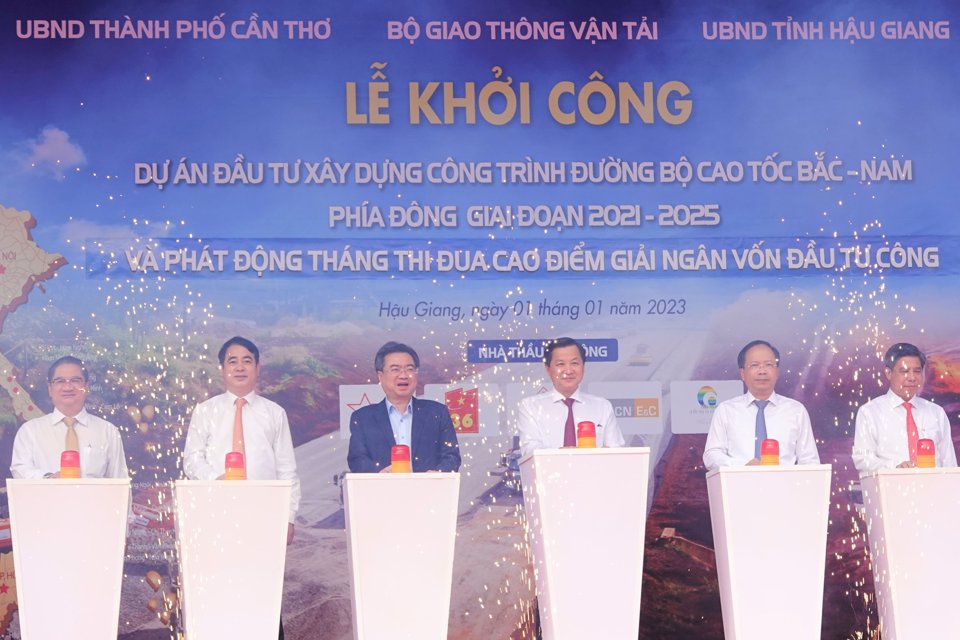 Ph&oacute; Thủ tướng Ch&iacute;nh Phủ L&ecirc; Minh Kh&aacute;i (giữa) đến dự Lễ khởi c&ocirc;ng tại điểm cầu Hậu Giang. Ảnh CK