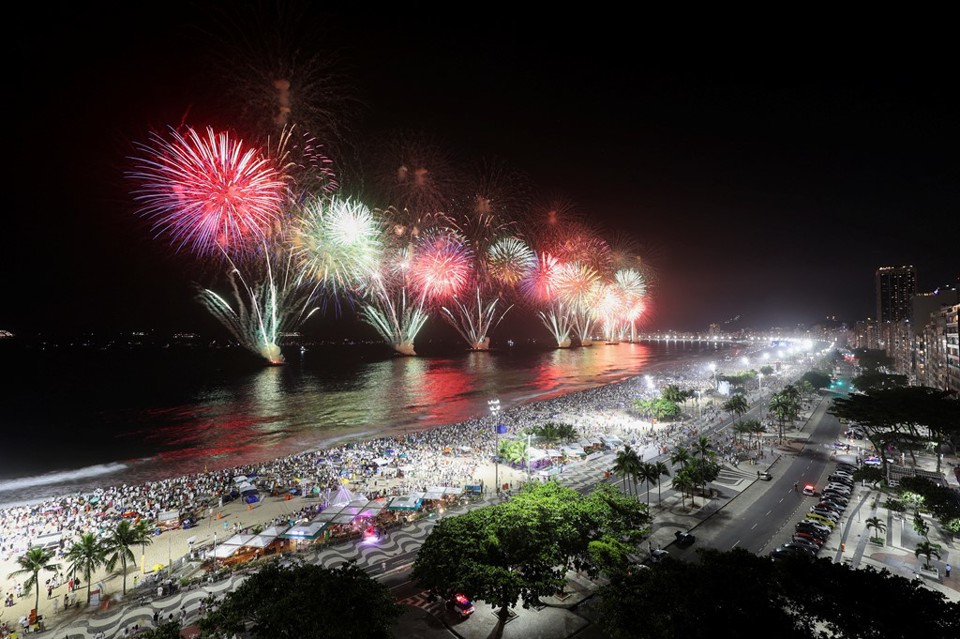 Ph&aacute;o hoa đ&oacute;n năm mới thắp s&aacute;ng b&atilde;i biển Copacabana ở Rio de Janeiro, Brazil. Ảnh: AP