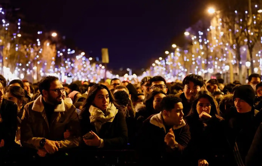 Người d&acirc;n Ph&aacute;p tập trung tại đại lộ Champs-Elysees trứ danh để đ&oacute;n năm mới. Ảnh: Reuters