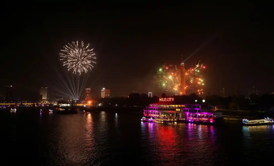 Ph&aacute;o hoa đ&oacute;n mừng năm mới ở Cairo, Ai Cập. Ảnh: Reuters