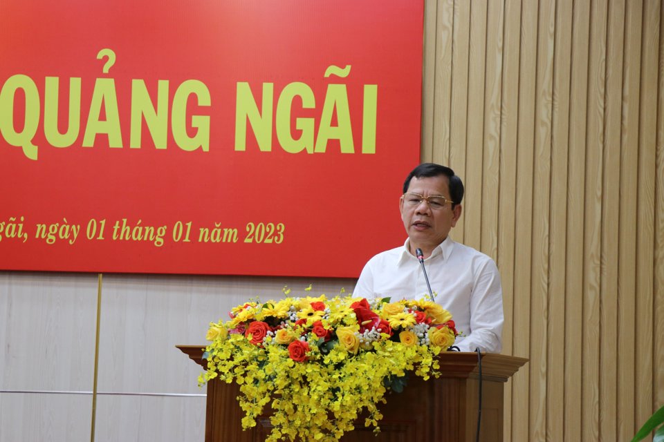 Chủ tịch UBND tỉnh Quảng Ng&atilde;i Đặng Văn Minh b&aacute;o c&aacute;o t&igrave;nh h&igrave;nh kinh tế - x&atilde; hội của địa phương.