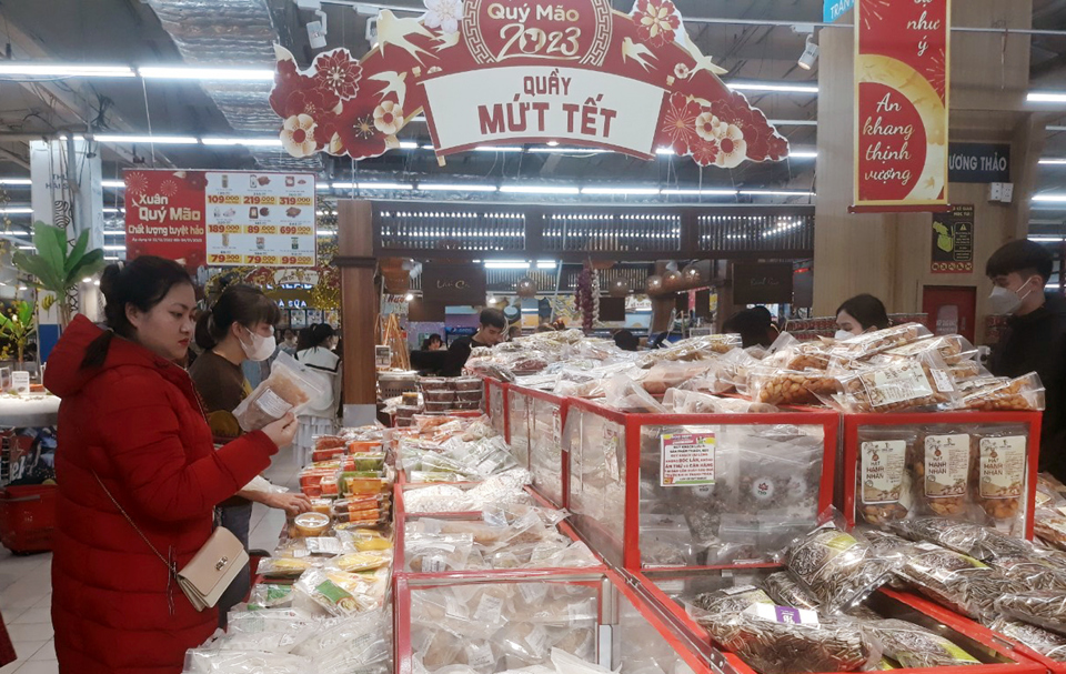 Người tiêu dùng mua bánh, mứt tết tại siêu thị Big C Thăng Long. Ảnh: Hoài Nam