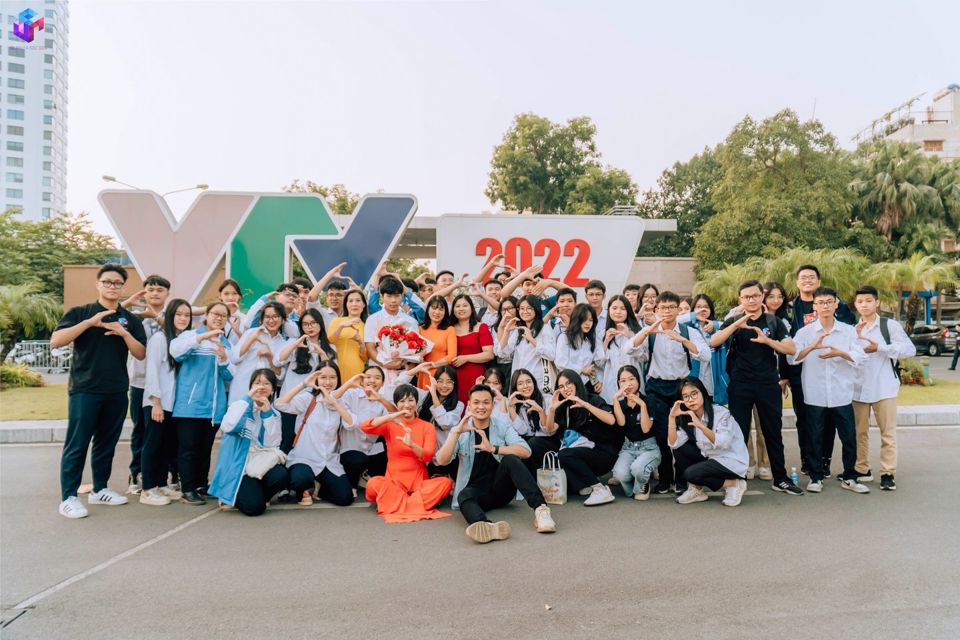 Cổ động viên hùng hậu trường THPT Sóc Sơn đến trường quay S14 cổ vũ cho Nhà leo núi Nguyễn Việt Thành (Ảnh:FB OSS)