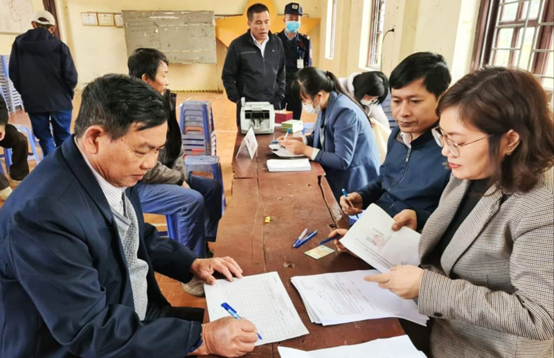Các hộ dân xã Thanh Xuân, huyện Sóc Sơn ký nhận tiền đền bù giải phóng mặt bằng dự án đường Vành đai 4. Ảnh: Hoàng Sơn