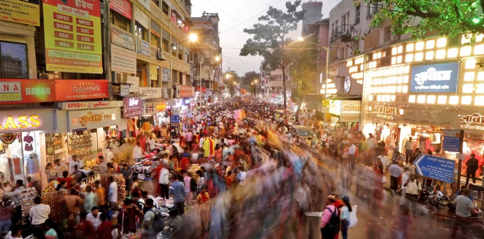Một khu chợ ở Mumbai đ&ocirc;ng đ&uacute;c trước thềm lễ Diwali v&agrave;o th&aacute;ng 10: Ấn Độ chuẩn bị vượt qua Trung Quốc để trở th&agrave;nh quốc gia đ&ocirc;ng d&acirc;n nhất trong năm nay. Ảnh: Reuters.&nbsp;
