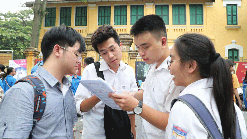 Đông đảo học sinh THPT quan tâm các kỳ thi tuyển sinh được tổ chức độc lập. Ảnh: Tuệ Minh