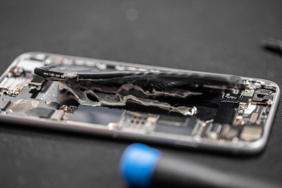 Apple tăng giá chi phí thay pin mới cho iPhone từ tháng 3/2023. Ảnh: CNET