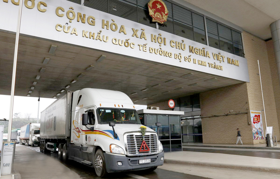 Xe container chờ làm thủ tục xuất khẩu hàng nông sản tại cửa khẩu quốc tế đường bộ số II Kim Thành. Ảnh: Quốc Khánh