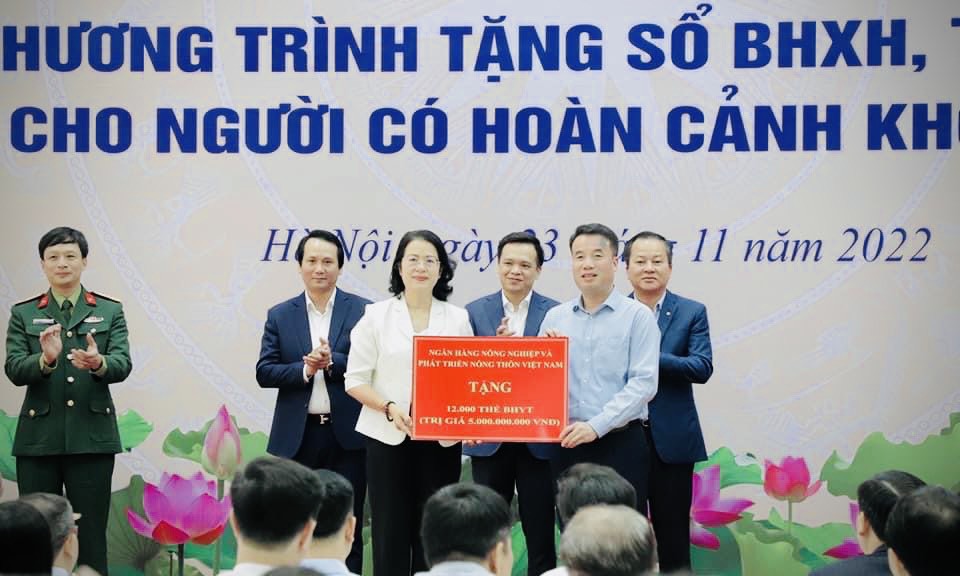 PTGĐ Agribank Nguyễn Thị Phượng trao tặng t&agrave;i trợ 1.451 sổ BHXH v&agrave; 8.497 thẻ BHYT với tổng trị gi&aacute; 5 tỷ đồng.