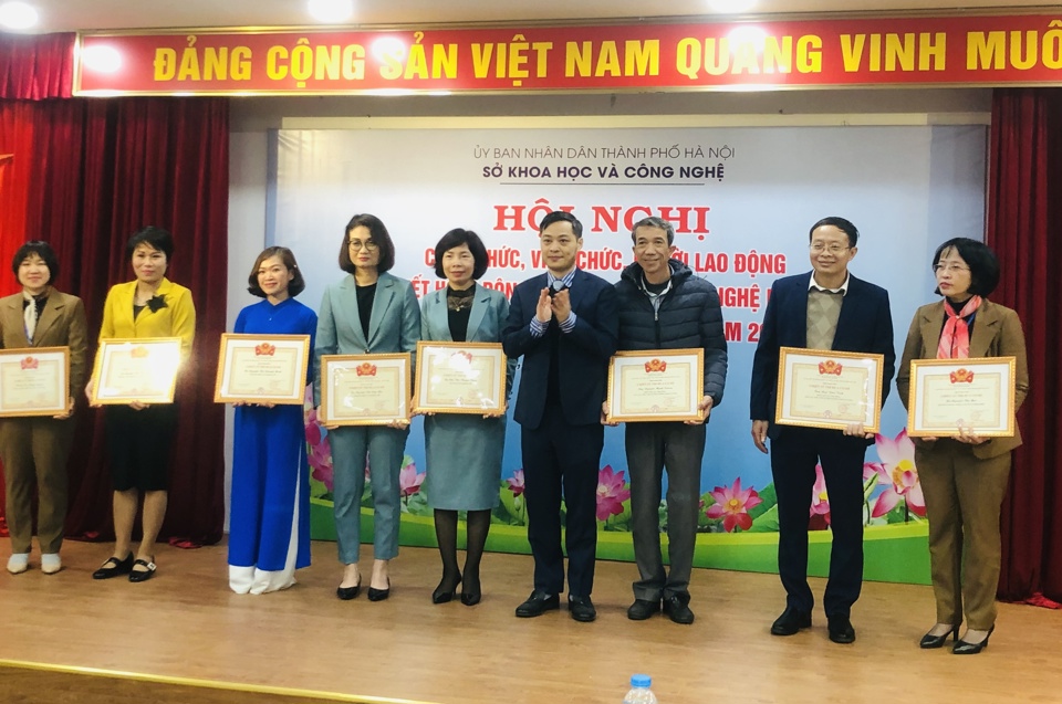 Ph&oacute; Gi&aacute;m đốc Sở KH&amp;CN H&agrave; Nội Nguyễn Quốc H&agrave; trao giấy khen cho c&aacute;c tập thể, c&aacute; nh&acirc;n đạt th&agrave;nh t&iacute;ch cao trong năm 2022