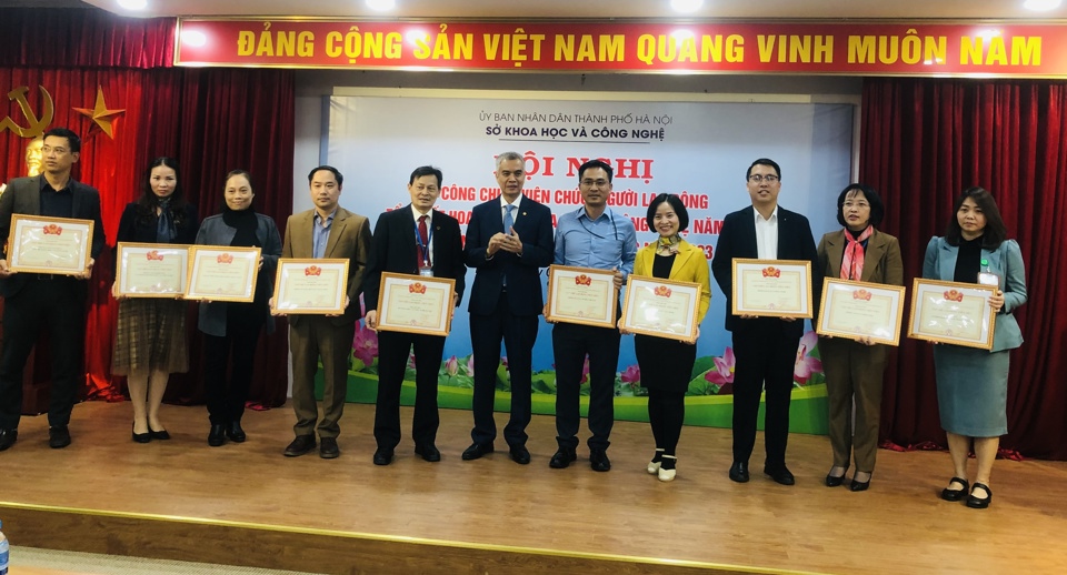 Gi&aacute;m đốc Sở KH&amp;CN H&agrave; Nội Nguyễn Hồng Sơn trao giấy khen cho c&aacute;c tập thể, c&aacute; nh&acirc;n đạt&nbsp; th&agrave;nh t&iacute;ch cao trong năm 2022