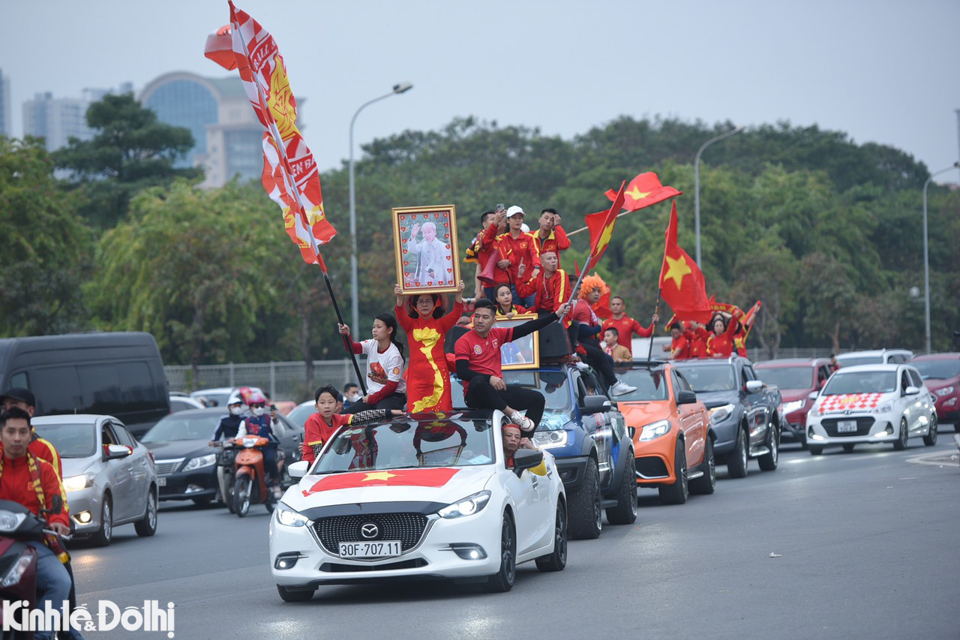 Cổ động vi&ecirc;n Việt Nam diễu h&agrave;nh trước s&acirc;n Mỹ Đ&igrave;nh. Ảnh: Ngọc T&uacute;.