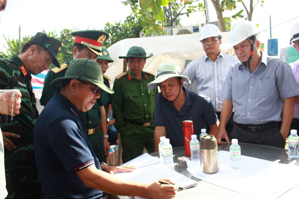 L&atilde;nh đạo tỉnh Đồng Th&aacute;p b&agrave;n phương &aacute;n cứu hộ ch&aacute;u b&eacute; Hạo Nam một c&aacute;ch an to&agrave;n nhất. Ảnh PV