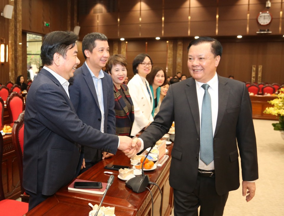 Bí thư Thành ủy Hà Nội Đinh Tiến Dũng với đại biểu các cơ quan báo chí. Ảnh: Thanh Hải