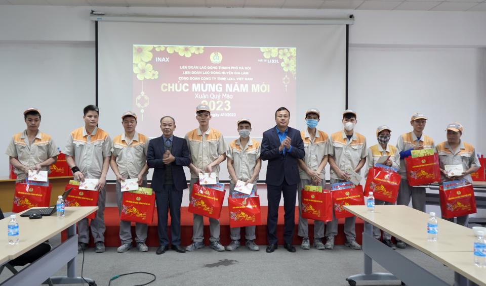 Chủ tịch LĐLĐ TP Phạm Quang Thanh trao quà cho các công nhân Công ty TNHH LIXIL Việt Nam. Ảnh: Vân Hà