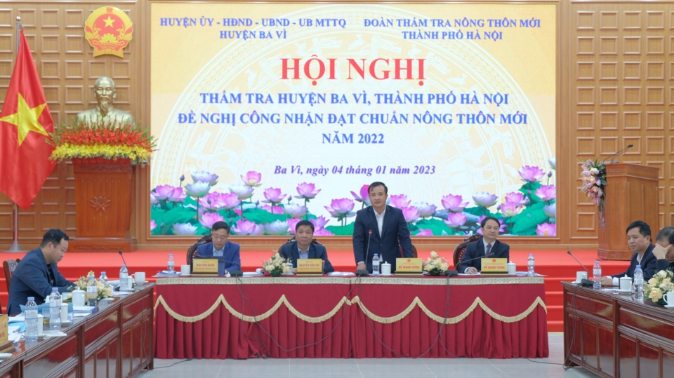 Chủ tịch UBND huyện Ba V&igrave; Đỗ Mạnh Hưng ph&aacute;t biểu tại hội nghị.