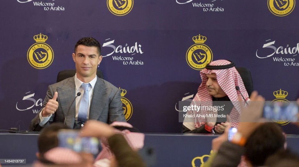 Ronaldo tại buổi họp b&aacute;o trước buổi lễ ra mắt trong m&agrave;u &aacute;o CLB mới.