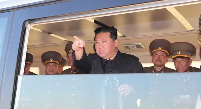 Nh&agrave; l&atilde;nh đạo Triều Ti&ecirc;n Kim Jong Un quan s&aacute;t một cuộc thử nghiệm vũ kh&iacute; hạt nh&acirc;n v&agrave;o th&aacute;ng 4/2022. Ảnh: Reuters