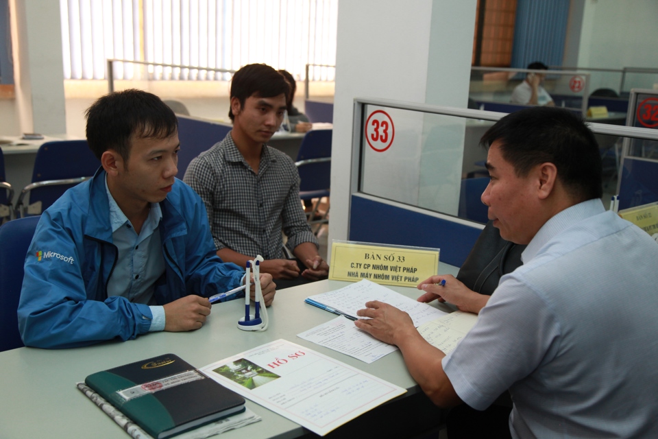 Người lao động trả lời phỏng vấn tại Trung tâm giao dịch việc làm Hà Nội. Ảnh: Phạm Hùng