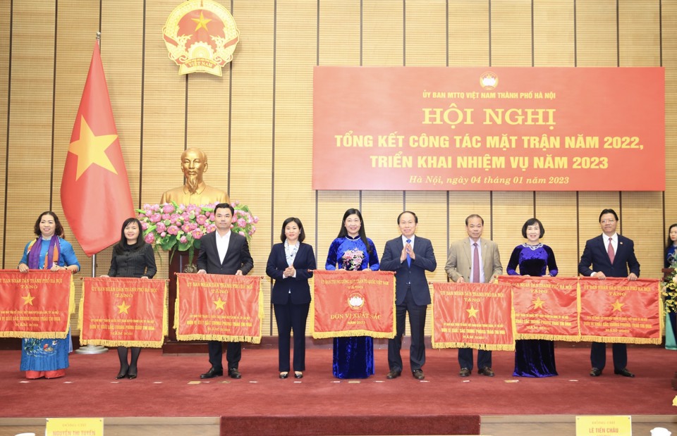 Phó Bí thư Thường trực Thành ủy Nguyễn Thị Tuyến trao cờ thi đua cho các đơn vị có thành tích. Ảnh: Phạm Hùng