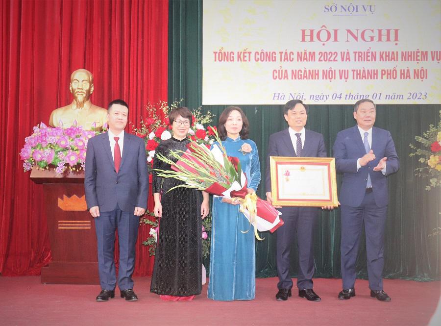 Phó Chủ tịch Thường trực UBND TP Hà Nội Lê Hồng Sơn trao Huân chương Lao động hạng Ba cho Phòng Xây dựng chính quyền - Sở Nội vụ Hà Nội.
