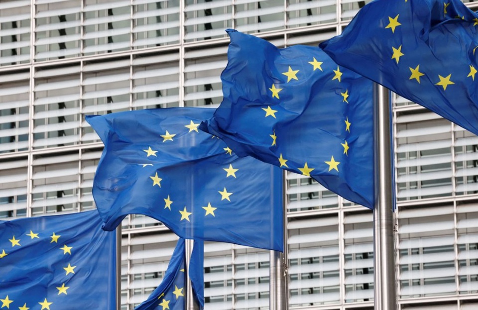 Cờ Li&ecirc;n minh ch&acirc;u &Acirc;u phấp phới b&ecirc;n ngo&agrave;i trụ sở Ủy ban EU tại Brussels, Bỉ. Ảnh: Reuters