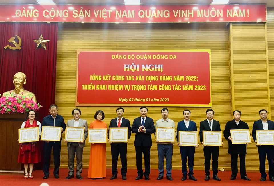 L&atilde;nh đạo quận Đống Đa trao Giấy khen cho c&aacute;c Tổ chức cơ sở Đảng đạt ti&ecirc;u chuẩn "Ho&agrave;n th&agrave;nh xuất sắc nhiệm vụ&rdquo; ti&ecirc;u biểu năm 2022.