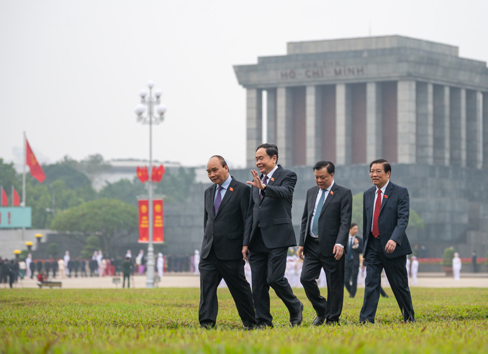 Đại biểu Quốc hội khóa XV vào Lăng viếng Chủ tịch Hồ Chí Minh - Ảnh 5
