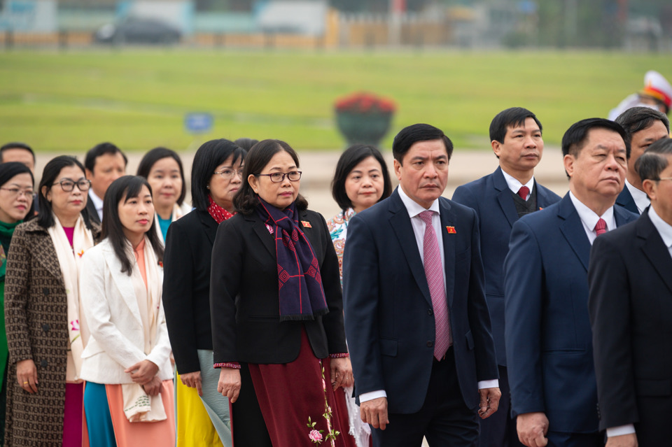 Đại biểu Quốc hội khóa XV vào Lăng viếng Chủ tịch Hồ Chí Minh - Ảnh 4