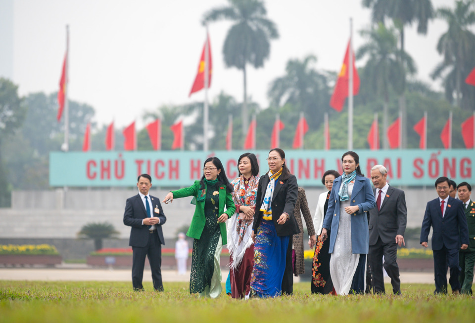 Đại biểu Quốc hội khóa XV vào Lăng viếng Chủ tịch Hồ Chí Minh - Ảnh 8