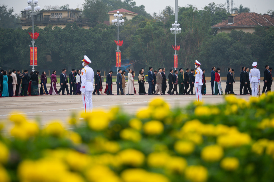 Đại biểu Quốc hội khóa XV vào Lăng viếng Chủ tịch Hồ Chí Minh - Ảnh 2
