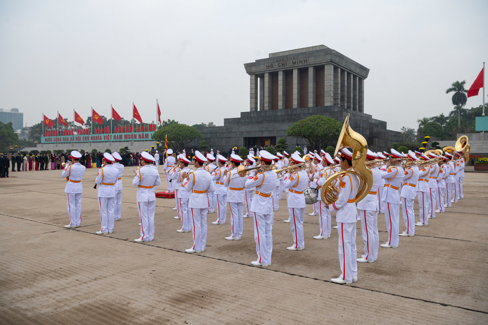 Đại biểu Quốc hội khóa XV vào Lăng viếng Chủ tịch Hồ Chí Minh - Ảnh 1