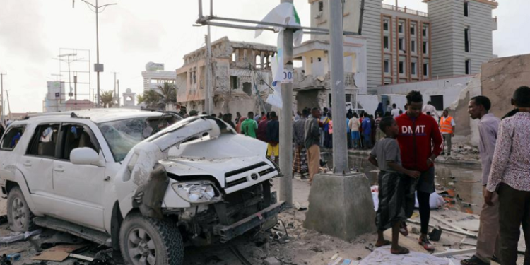 Hiện trường vụ đ&aacute;nh bom k&eacute;p&nbsp; ở miền Trung Somali h&ocirc;m 4/1. Ảnh: Reuters