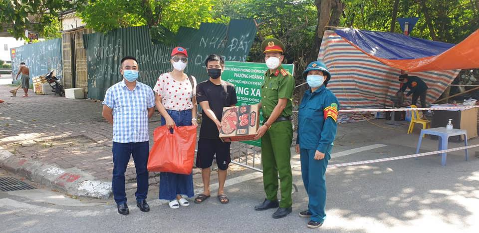 Lu&ocirc;n s&aacute;t c&aacute;nh c&ugrave;ng người d&acirc;n Ho&agrave;ng Liệt trong kh&oacute; khăn. Ảnh HM