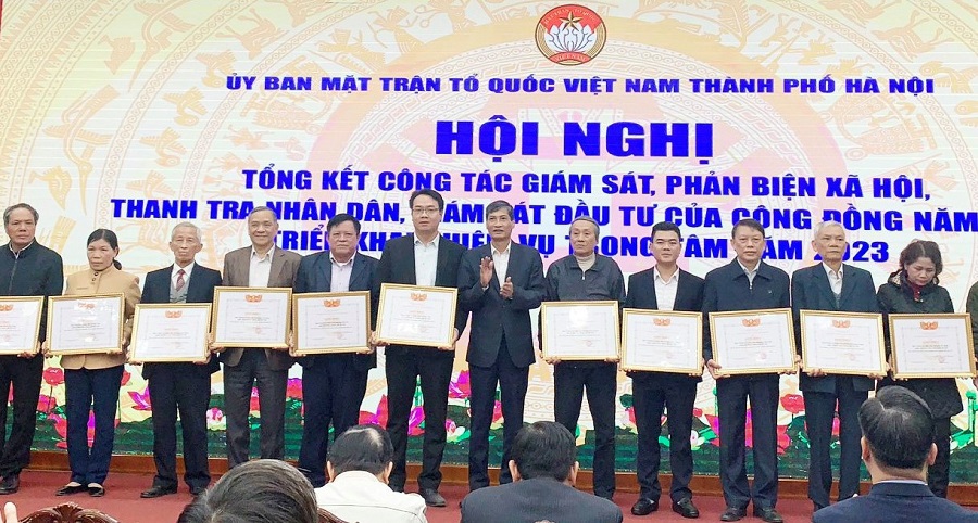 Ph&oacute; Chủ tịch Thường trực Ủy ban MTTQ Việt Nam TP H&agrave; Nội Nguyễn Anh Tuấn trao Bằng khen cho c&aacute;c tập thể, c&aacute; nh&acirc;n ti&ecirc;u biểu