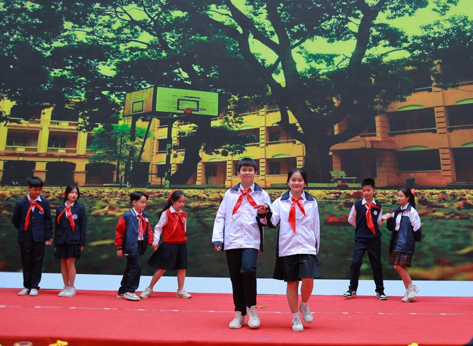 Học sinh quận Hoàn Kiếm biểu diễn, giới thiệu đồng phục của trường