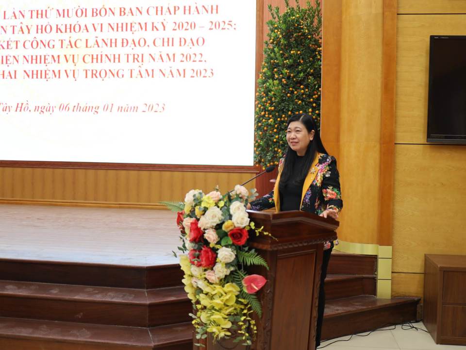 Chủ tịch Ủy ban Mặt trận Tổ quốc Việt Nam TP H&agrave; Nội Nguyễn Lan Hương ph&aacute;t biểu tại hội nghị.