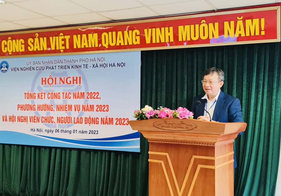 Tiến sĩ Nguyễn Ngọc Kỳ - Viện trưởng Viện Nghi&ecirc;n cứu ph&aacute;t triển kinh tế - x&atilde; hội TP H&agrave; Nội tiếp thu chỉ đạo của Ph&oacute; Chủ tịch UBND TP