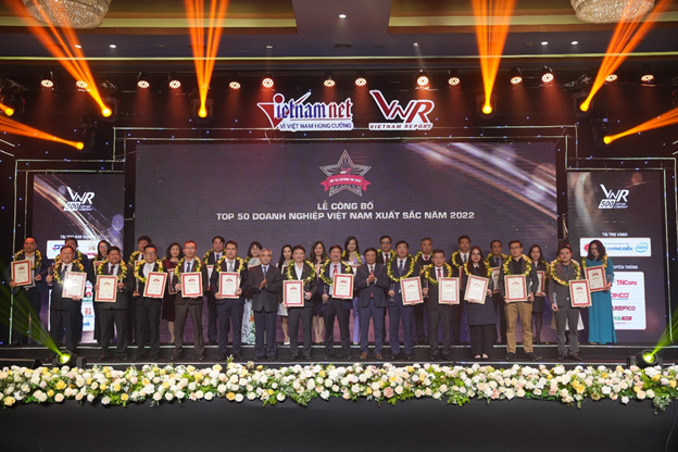 Đại diện 50 doanh nghiệp xuất sắc năm 2022 trong lễ vinh danh. Ảnh: Vietnam Report.