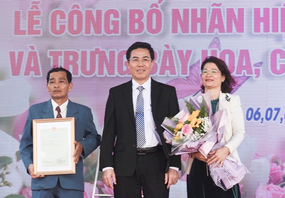 Trao Chứng nhận nh&atilde;n hiệu tập thể hoa Nghĩa Hiệp cho x&atilde; Nghĩa Hiệp với c&aacute;c loại hoa c&uacute;c, hồng, dạ yến thảo.