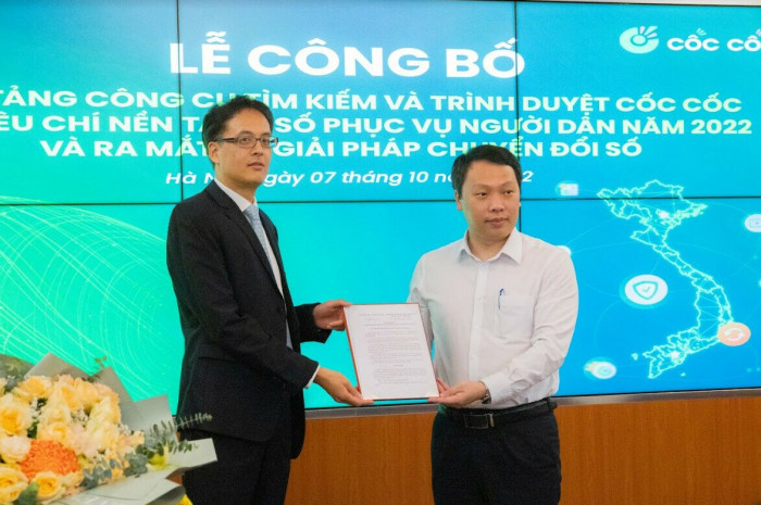 CEO Nguyễn Vũ Anh (tr&aacute;i) trao chứng nhận nền tảng c&ocirc;ng cụ t&igrave;m kiếm v&agrave; tr&igrave;nh duyệt Cốc Cốc tr&ecirc;n nền tảng số. Ảnh: Khắc Ki&ecirc;n