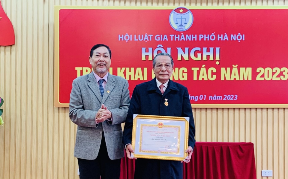Ph&oacute; Chủ tịch Hội Luật gia huyện Đ&ocirc;ng Anh Nguyễn Văn Thơ được tặng danh hiệu "Người tốt, việc tốt" của Chủ tịch UBND TP H&agrave; Nội