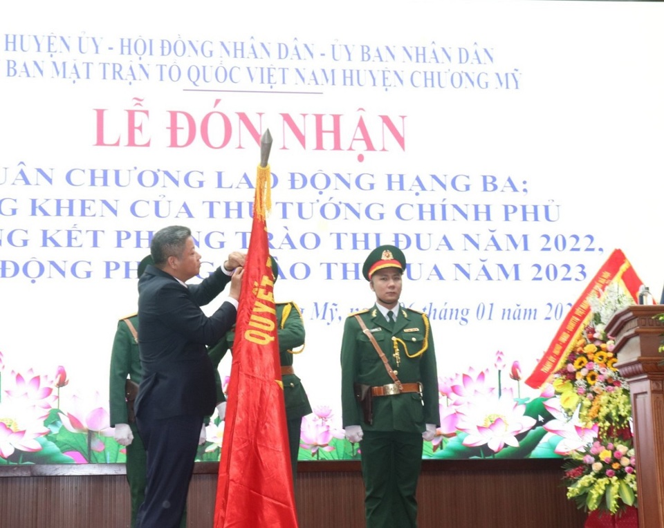Ph&oacute; Chủ tịch UBND TP Nguyễn Mạnh Quyền gắn Hu&acirc;n chương l&ecirc;n cờ quyết thắng