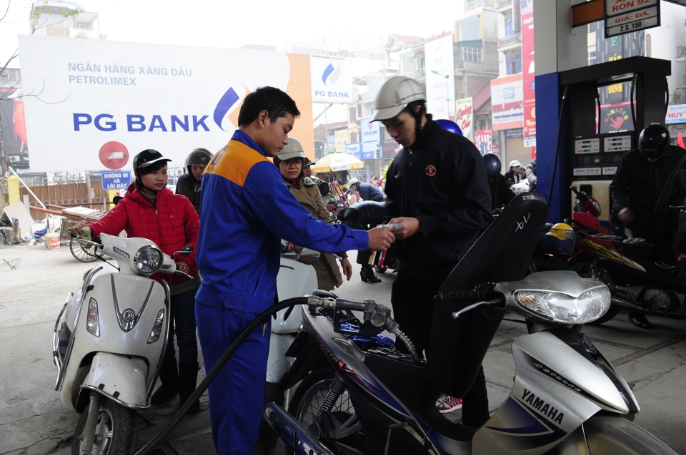 Người tiêu dùng mua xăng trên phố Tây Sơn. Ảnh: Thanh Hải