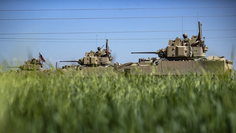 Xe chiến đấu bộ binh Bradley&nbsp; của Mỹ thực hiện tuần tra tại tỉnh Hasakeh, đ&ocirc;ng bắc Syria, v&agrave;o ng&agrave;y 20/4/2022. Ảnh: AFP