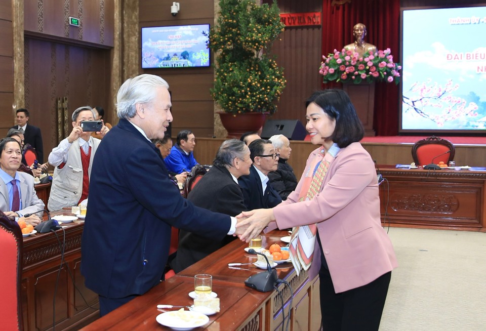 Ph&oacute; B&iacute; thư Thường trực Th&agrave;nh ủy Nguyễn Thị Tuyến với c&aacute;c đại biểu tại buổi gặp mặt.