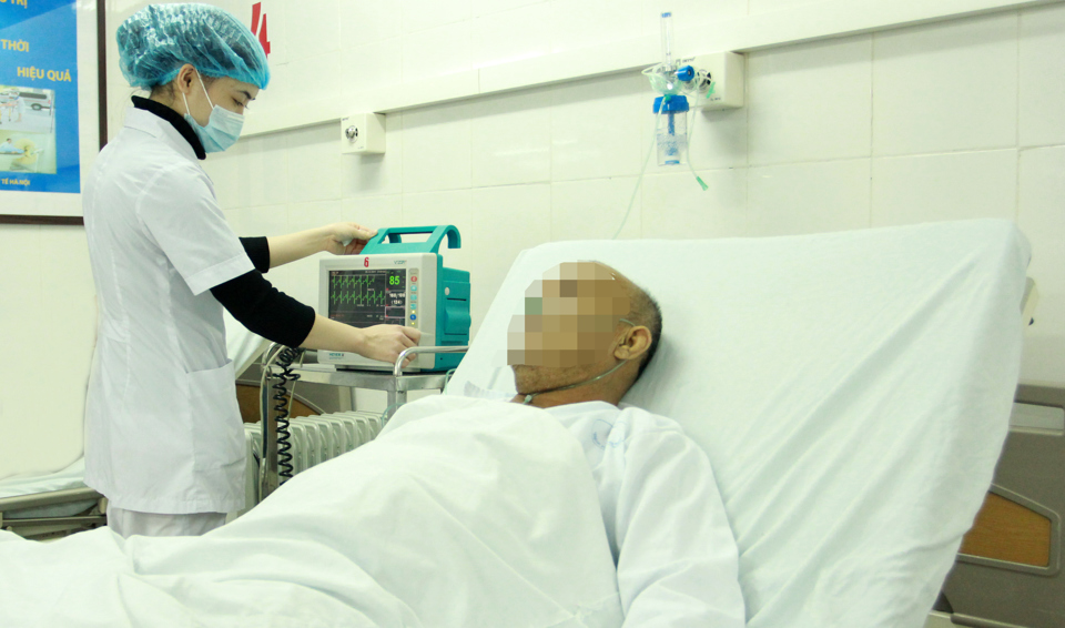 Điều trị cho bệnh nhân tại Bệnh viện Tim Hà Nội. Ảnh: Phạm Hùng