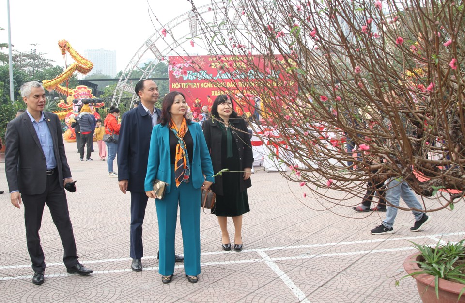 L&atilde;nh đạo quận T&acirc;y Hồ c&ugrave;ng l&atilde;nh đạo Sở Khoa học C&ocirc;ng nghệ, Sở C&ocirc;ng thương H&agrave; Nội tham quan c&aacute;c t&aacute;c phẩm tham dự Hội thi.